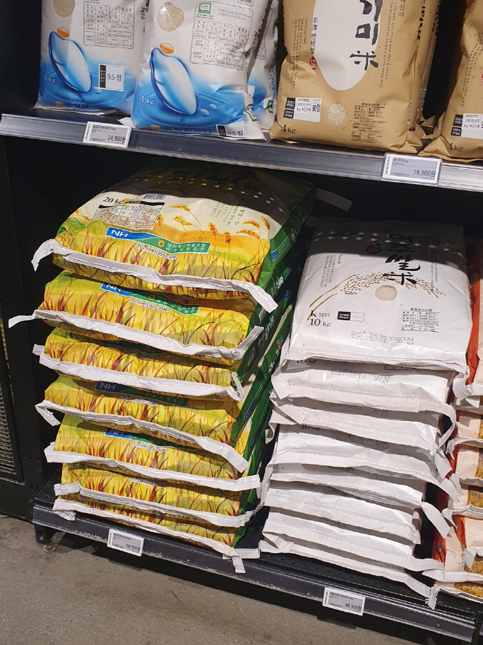 최근 치솟은 쌀값으로 서울 시내 한 대형마트에선 쌀 20kg에 6만9900원이란 가격표가 붙은 상품이 있다. [사진 = 방영덕 기자]
