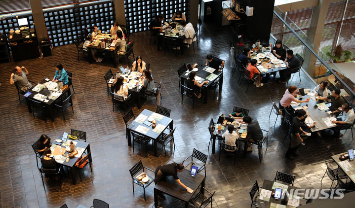 [서울=뉴시스] 김명년 기자 = 서울 시내 한 레스토랑에서 시민들이 식사를 하고 있다. 2023.07.09. kmn@newsis.com